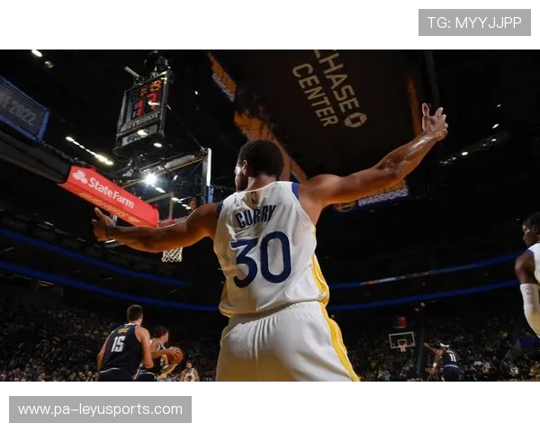 2018年首轮季后赛：库里在最后2分钟，连续投中三记三分，实现“鸟枪换炮”