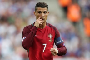 内容创作者激励政策推动原创体育作品增长，内容创作体验道具